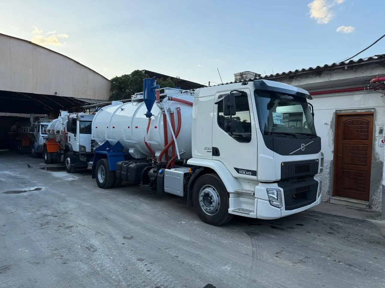 Caminhão auto vácuo de alta capacidade realizando sucção de efluentes industriais e tratamento de resíduos líquidos