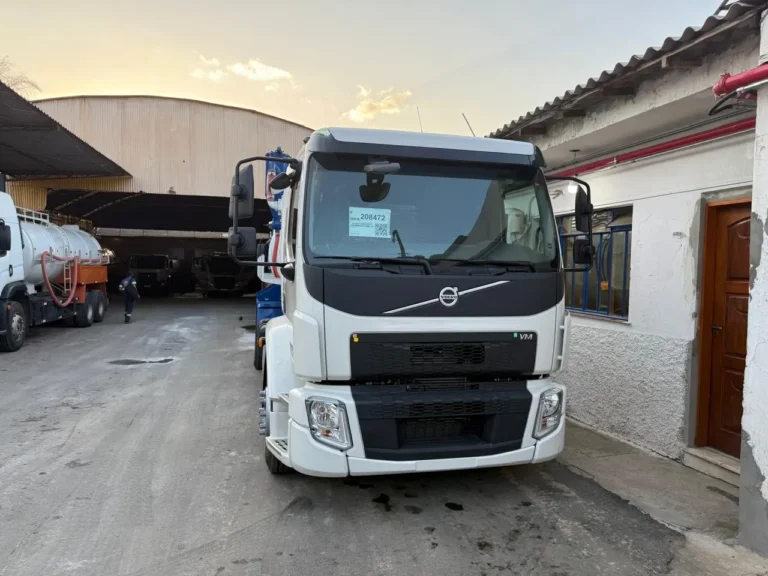 Caminhão Auto Vácuo atendendo demanda de saneamento em São Paulo e Grande ABC